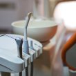 Piaskowanie zębów a wybielanie – co warto wiedzieć