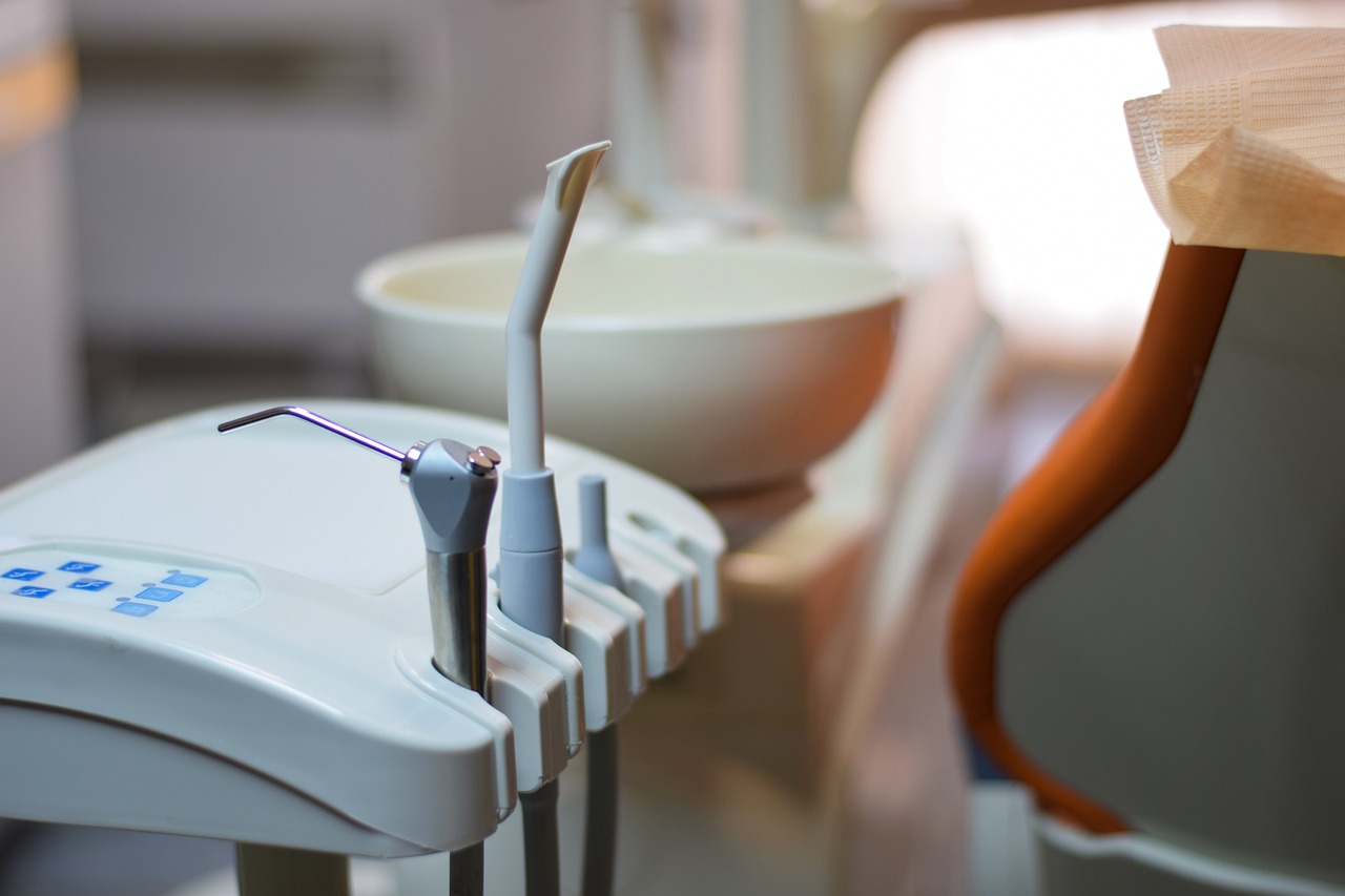 Piaskowanie zębów a wybielanie – co warto wiedzieć