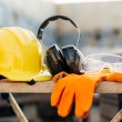 Jak wybrać odpowiednie zabezpieczenia dla pracowników na budowie?