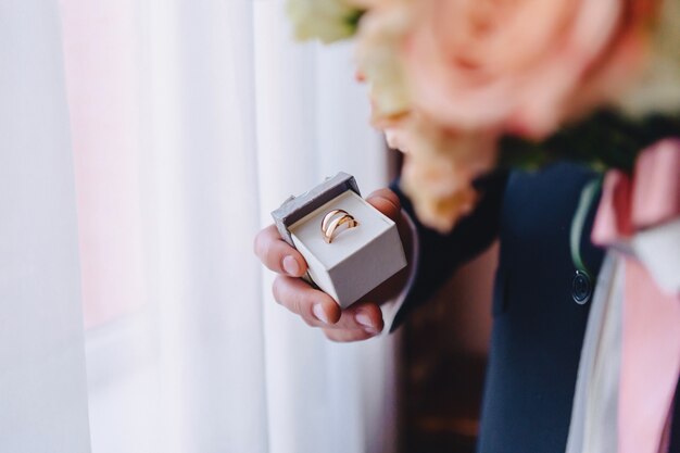 Czym kierować się przy wyborze pierścionka na zaręczyny?